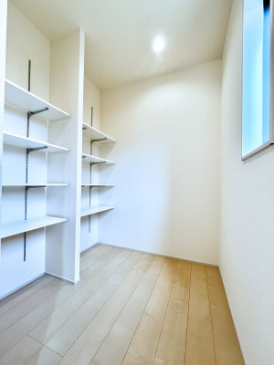 ̑@Q`Pantry`@Lb`Ɏ[Xy[Xݒu܂IHiXgbNł֗ȏꏊłBLb`͉Ƃ̒łꏊBH~Xy[XƂĂĝSłˁB