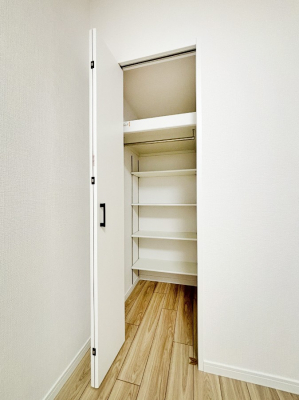 [@`Closet`@ǖʃN[[bg΃^XuKvȂAôȂXbLԂێł܂BꂽXy[XLɊpłBG߂̈ߗނ̕iȂǂՂ[o܂ˁ 