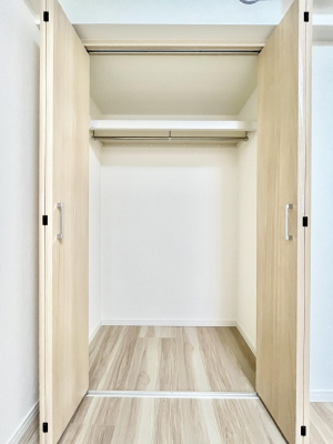 [@`Closet`@ǖʃN[[bg΃^XuKvȂAôȂXbLԂێł܂BꂽXy[XLɊpłBG߂̈ߗނ̕iȂǂՂ[o܂ˁ 