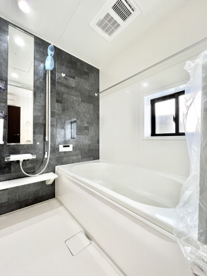 浴室　内装～Bath Room～　落ち着いた雰囲気の浴室で明日に向けてリフレッシュ。浴室乾燥機能も付いているので隣の洗濯機置き場で洗い上がった洗濯物を、雨の日も天気を気にせず乾燥させることも可能です。