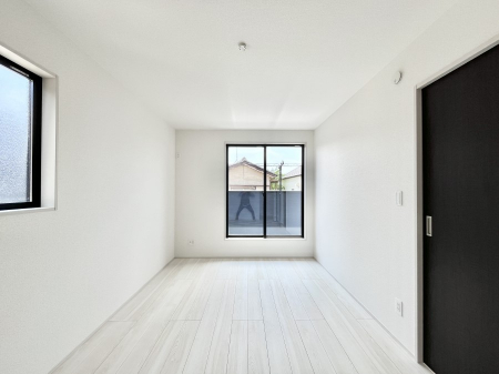 その他内観　内装～Bed Room～　2面採光を確保した明るい室内は、風通しも良く、大変居心地の良い空間となっております。爽やかな風を感じて起きる朝は、快適生活の始まりに！日当たりや通風がとても良い住まい♪