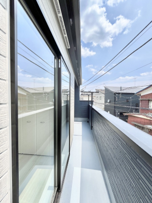 バルコニー　内装～Balcony～　南向きのバルコニーの前には雲以外に太陽を遮るものがありません。お洗濯物も乾きやすく、何より明るく気持ちのいい光が入ってきます。使いやすく開放的なバルコニーです♪