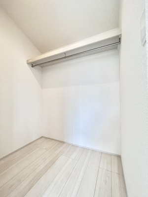 その他　内装～Walk-in Closet～　必要なものやコーディネートを一覧して確認でき、身支度や準備が短時間で済むウォークインクローゼットを設置しました。家の中をすっきりとさせる便利な収納スペースです。