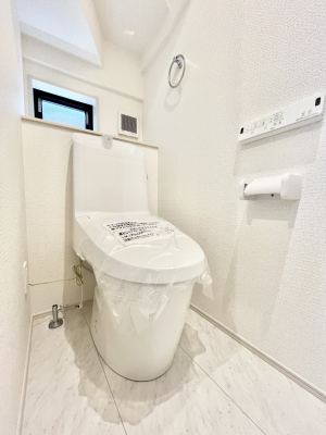 トイレ　内装～Toilet～　綺麗・スッキリ・快適なウォシュレット付トイレでくつろげる空間です。トイレは毎日使わざるを得ないもの。いつも清潔を保ちたいですね。トイレが2ヶ所あるので朝の混雑時に便利です！