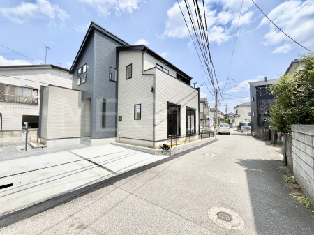 現地外観写真　外観～Exterior～　前面道路：北西 4m 公道　前面道路は閑静な住宅地をはしる車通りの少ない道路。駐車の出し入れもらくらくです！ご不明点・現地見学のご希望は、お気軽にお問い合わせください！