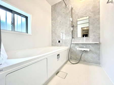 @`Bath Room`@ƑL΂ē邱Ƃ\I̔MdȃoX^CłBqlƂꏏł\ȍLȂ̂ŁArOƂ͈ƑcR̂ЂƎy݂܂B