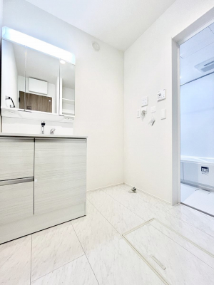 ̑@`Dressing Room`  \ȑ傫̐ʑ͎[鎖ȂAgȂ݃`FbN⎕ȂǁA̍QԂłzeCNȃXy[Xŗ]TƂƂĒ܂B