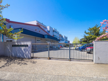 周辺環境　小学校 700m 流山市立鰭ヶ崎小学校