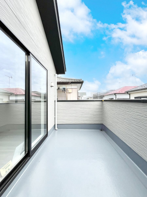 �o���R�j�[�@�����`Balcony�`�@�쑤�ɐݒu���ꂽ���s���̂��郏�C�h�o���R�j�[�B�S�n�悢�z�˂���g���ȕ����y���ނ��Ƃ��o���܂��B���ꂽ���ɂ͂����Ղ�̐��󕨂�z�c�������܂��I�g���₷���J���I�ȃo���R�j�[�ł���