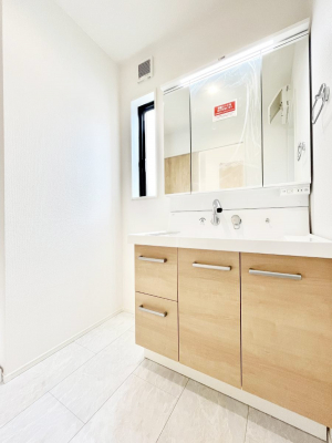 ̑@`Dressing Room`  \ȑ傫̐ʑ͎[鎖ȂAgȂ݃`FbN⎕ȂǁA̍QԂłzeCNȃXy[Xŗ]TƂƂĒ܂B