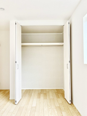 [@`Closet`@ǖʃN[[bg΃^XuKvȂAôȂXbLԂێł܂BꂽXy[XLɊpłBG߂̈ߗނ̕iȂǂՂ[o܂ˁ