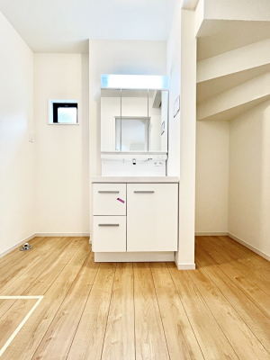 ʑEʏ@`Dressing Room`@\ȑ傫̐ʑ͎[鎖ȂAgȂ݃`FbN⎕ȂǁA̍QԂłzeCNȃXy[Xŗ]TƂƂĒ܂B