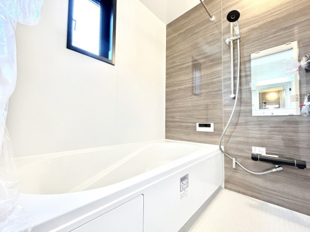 @P`Bath Room`@t̃oX[́Ǎ薾邭C̗ǂԂłB邱ƂŁACǍDB芰oX[ŁÃoX^Cy݂ɂȂ肻łB