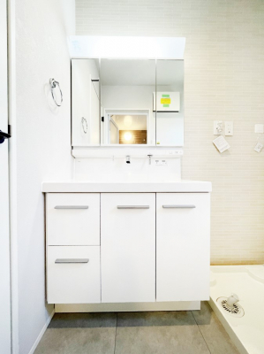 ʑEʏ@P`Dressing Room`@\ȑ傫̐ʑ͎[鎖ȂAgȂ݃`FbN⎕ȂǁA̍QԂłzeCNȃXy[Xŗ]TƂƂĒ܂B