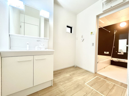 ̑@`Dressing Room`@邭pE_[[Bgꏊ炱AKȋԂƂȂĂ܂BVv[hbT[̗pĂ܂̂ŁAVyɏo܂B