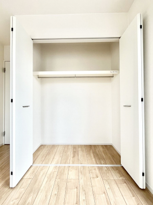 [@`Closet`@ǖʃN[[bg΃^XuKvȂAôȂXbLԂێł܂BꂽXy[XLɊpłBG߂̈ߗނ̕iȂǂՂ[o܂ˁ
