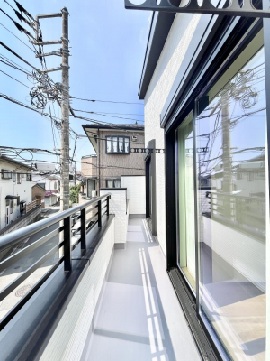 oRj[@2`Balcony`  傫ȋɈ͂܂ꂽĈƁBoRj[`ň|IȊJɕ܂܂B  oRj[͗z݂zc󕨂C悭Ƃł܂B