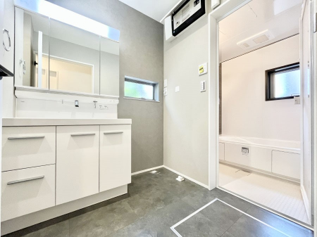 ̑@`Dressing Room`  FœꂳĂƁAXbLƐۂ܂B  ̗ɂ͂ՂƎ[Xy[XWI  ́AVv@\dāB