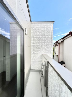 oRj[@`Balcony`@̃oRj[̑Oɂ͉_ȊOɑzՂ̂܂B󕨂₷A薾邭ĈĂ܂BƑS̐󕨂CɊ܂B