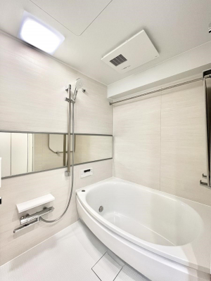 @`Bath Room`@L΂ē邱Ƃ\I̔MdȃoX^CłBqlƂꏏł\ȍLȂ̂ŁArOƂ͈ƑcR̂ЂƎy݂܂B