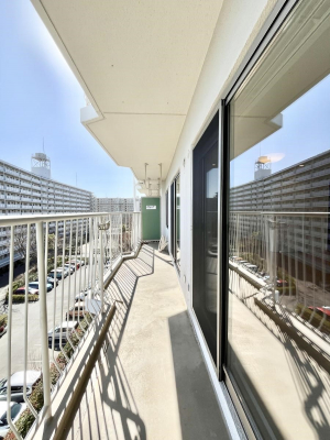 oRj[@`Balcony`@̃oRj[̑Oɂ͉_ȊOɑzՂ̂܂B󕨂₷A薾邭ĈĂ܂Bg₷JIȃoRj[ł