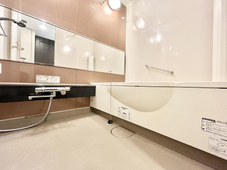 @`Bath Room`@L΂ē邱Ƃ\I̔MdȃoX^CłBqlƂꏏł\ȍLȂ̂ŁArOƂ͈ƑcR̂ЂƎy݂܂B