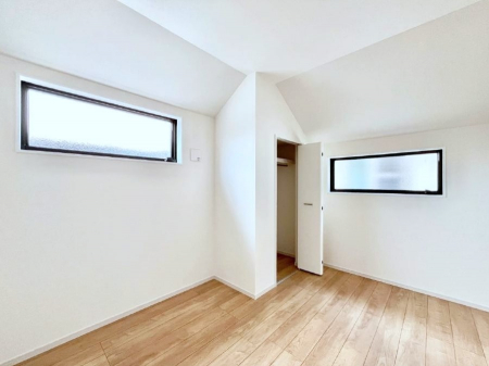 寝室　収納が充実しているので居住スペースを広々使えます  