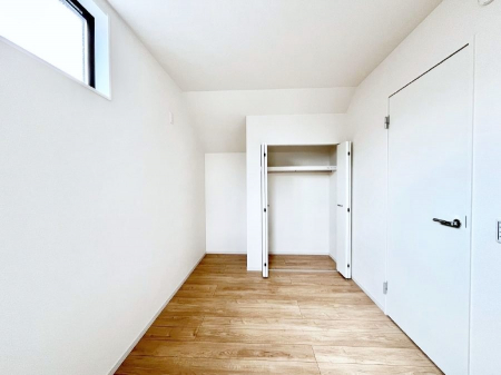 子供部屋　使いやすい形でベットや家具の置き方にも困ることもありません。 