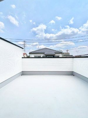 バルコニー　ゆったりバルコニーだから沢山お洗濯ものを干せます。