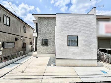 現地外観写真　溢れる陽光でご家族の笑顔も輝く  