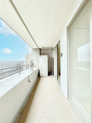 oRj[@`Balcony`@̃oRj[̑Oɂ͉_ȊOɑzՂ̂܂B󕨂₷A薾邭ĈĂ܂Bg₷JIȃoRj[ł