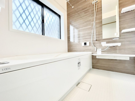 浴室　内装～Bath Room～　落ち着いた雰囲気の浴室で明日に向けてリフレッシュ。浴室乾燥機能も付いているので隣の洗濯機置き場で洗い上がった洗濯物を、雨の日も天気を気にせず乾燥させることも可能です。
