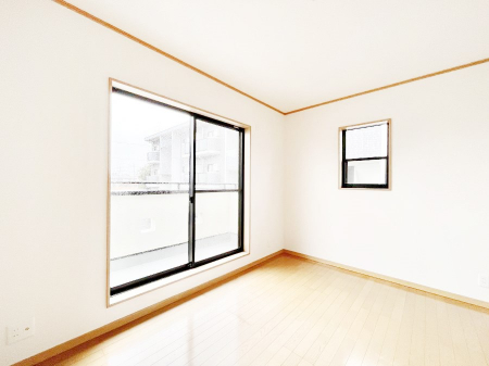 その他内観　内装～Bed Room～　2面採光を確保した明るい室内は、風通しも良く、大変居心地の良い空間となっております。爽やかな風を感じて起きる朝は、快適生活の始まりに！日当たりや通風がとても良い住まい♪