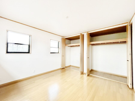寝室　内装～Bed Room～　「今日も一日お疲れ様」とご夫婦でゆったりくつろげる寝室。毎日の家事やお仕事に疲れた日はフカフカのベットで癒されてください。テレビや本棚をおいても快適な広さが自慢♪