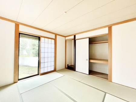 その他内観　内装～Japanese Room～  和室が持つ特別な時間、麗らかな春のやわらかな時、冬枯れの時がもたらす凛とした時間、経る年月によって表情を変える特別な場所、家族みんなのお気に入りの空間。  