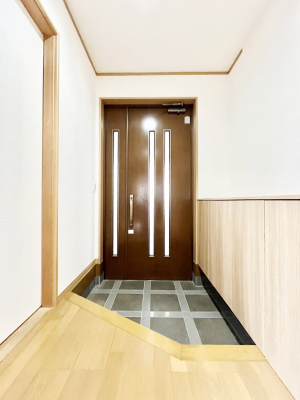 玄関　内装～Entrance～　家の中でお客様を迎える最初の場所である玄関は、家の印象そのものです！豊富な玄関収納で、常に綺麗に保つことが出来ます♪玄関にはたっぷり収納の下駄箱を完備！