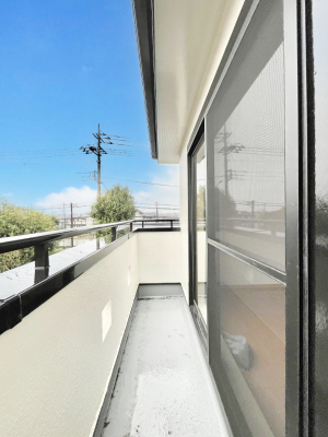 バルコニー　内装～Balcony～  バルコニーは温かい陽がさしこみ、お布団や洗濯物を気持ちよく干すことができます。  使いやすく開放的なバルコニーです♪陽ざしがたっぷり降り注ぐ、バルコニー付き住まい。  