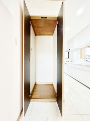 収納　内装～Pantry～　キッチン横に収納スペースを設置しました！食品をストックできる便利な場所です。キッチンは家の中でも物が多い場所。非常時に備えての非常食や備蓄スペースとしても使えるのも心強いですね。
