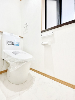 トイレ　内装～Toilet～　綺麗・スッキリ・快適なウォシュレット付トイレでくつろげる空間です。1、2階共にトイレスペース！採光もあり明るく、快適空間となっております♪毎日使う場所だからこその配慮です！