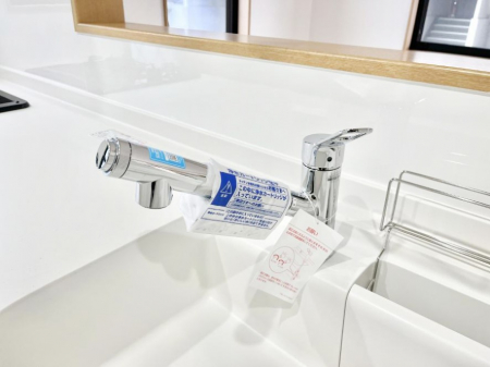 その他内観　いつでも清潔なおいしいお水を。一つの水栓で水道水と浄水を使い分け。