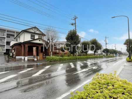 現地外観写真　外観～Exterior～　前面道路は閑静な住宅地をはしる車通りの少ない道路。駐車の出し入れもらくらくです！ご不明点・現地見学のご希望は、お気軽にお問い合わせください！