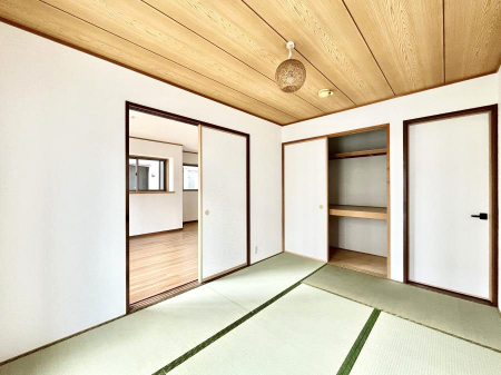 ̑ρ@`Japanese Room`  aʂȎԁA炩ȏt̂炩ȎA~͂̎炷zƂԁAoNɂĕ\ςʂȏꏊAƑ݂Ȃ̂Cɓ̋ԁB  