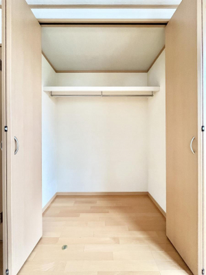 [@`Closet`@ǖʃN[[bg΃^XuKvȂAôȂXbLԂێł܂BꂽXy[XLɊpłBG߂̈ߗނ̕iȂǂՂ[o܂ˁ