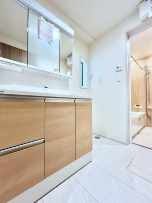 ̑@P`Dressing Room`@邭pE_[[Bgꏊ炱AKȋԂƂȂĂ܂BVv[hbT[̗pĂ܂̂ŁAVyɏo܂B