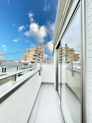 oRj[@P`Balcony`@̃oRj[̑Oɂ͉_ȊOɑzՂ̂܂B󕨂₷A薾邭ĈĂ܂Bg₷JIȃoRj[ł
