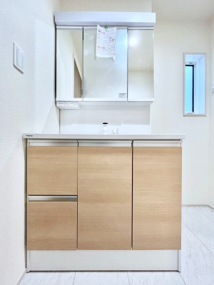 ʑEʏ@P`Dressing Room`@\ȑ傫̐ʑ͎[鎖ȂAgȂ݃`FbN⎕ȂǁA̍QԂłzeCNȃXy[Xŗ]TƂƂĒ܂B