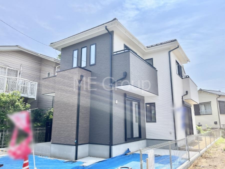 現地外観写真　洗練された外観、上質な住空間が広がる室内は永く安心して過ごせる住居です。 