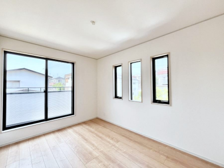 その他内観　内装～Bed Room～　2面採光を確保した明るい室内は、風通しも良く、大変居心地の良い空間となっております。爽やかな風を感じて起きる朝は、快適生活の始まりに！日当たりや通風がとても良い住まい♪
