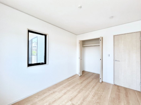 子供部屋　内装～Bed Room～　子供部屋はお子様にとって大変重な役割があります。子供一人で過ごす空間を与えることで、宿題や勉強時間も自然と増えまた自ら部屋の片付けや掃除なども促すことに繋がります。