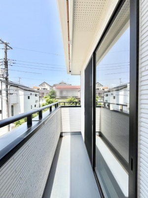 バルコニー　内装～Balcony～　南向きのバルコニーの前には雲以外に太陽を遮るものがありません。お洗濯物も乾きやすく、何より明るく気持ちのいい光が入ってきます。使いやすく開放的なバルコニーです♪